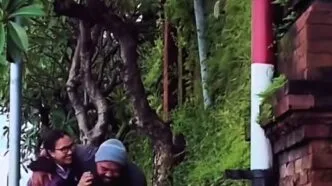 Momen Haru di Bali, Suami Menunggu Istri Tunanetra di Halte, Warganet Tersentuh
