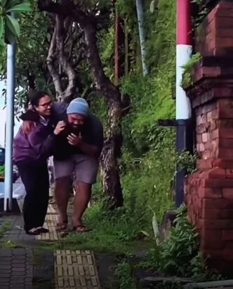 Momen Haru di Bali, Suami Menunggu Istri Tunanetra di Halte, Warganet Tersentuh