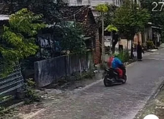 Waspada! Modus Baru Curanmor di Lamongan, Pelaku Menyamar Jadi Pengamen Badut Motor Raib Saat Rumah Lengang, Dua Badut Beraksi di Babat Lamongan