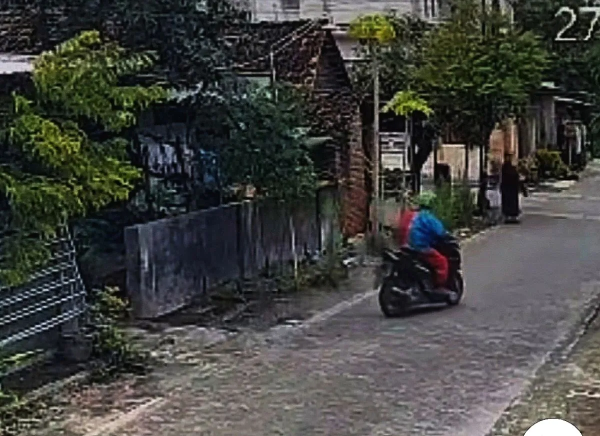 Waspada! Modus Baru Curanmor di Lamongan, Pelaku Menyamar Jadi Pengamen Badut Motor Raib Saat Rumah Lengang, Dua Badut Beraksi di Babat Lamongan