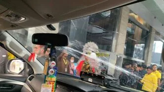 Musda Golkar Sumut Berujung Ricuh, Massa Beratribut Kuning Saling Hadapan