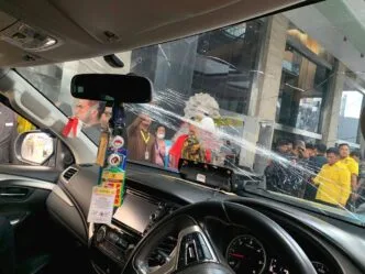 Musda Golkar Sumut Berujung Ricuh, Massa Beratribut Kuning Saling Hadapan