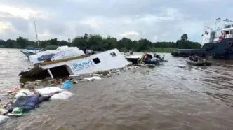 Pelayaran Perdana KM Nor Dahlia F03 Berujung Karam di Sungai Mahakam, Warga dan ABK Selamat