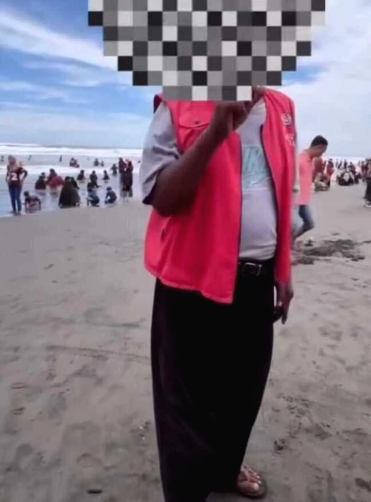 Viral Larangan Foto Rombongan di Parangtritis, Pengunjung Mengaku Baru Pertama Kali Ditegur Pengunjung Dilarang Foto Rombongan di Pantai Parangtritis, Ini Penjelasan Pengelola