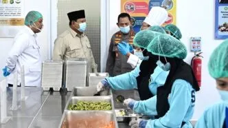Dituduh Hamburkan Uang, Prabowo: MBG Justru Lindungi Dana dari Korupsi Program Makan Bergizi Gratis Jadi Sorotan, Prabowo Bela Efisiensi Anggaran
