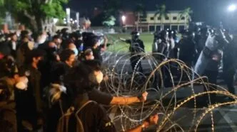 Ratusan Massa Geruduk Mapolda DIY Aksi Protes Dugaan Penganiayaan di Maluku