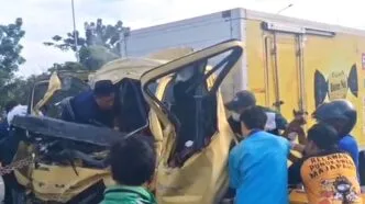 Truk boks tabrak dump truck di Sidoarjo