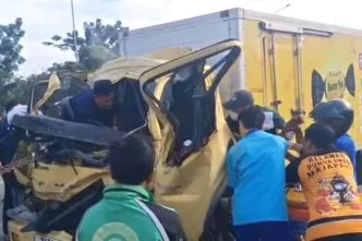 Truk boks tabrak dump truck di Sidoarjo