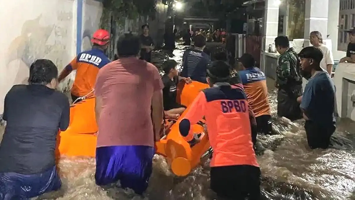 Banjir Melanda 5 Kecamatan di Probolinggo, Ketinggian Air Capai 1 Meter Lebih Banjir probolinggo ketinggian air 1m