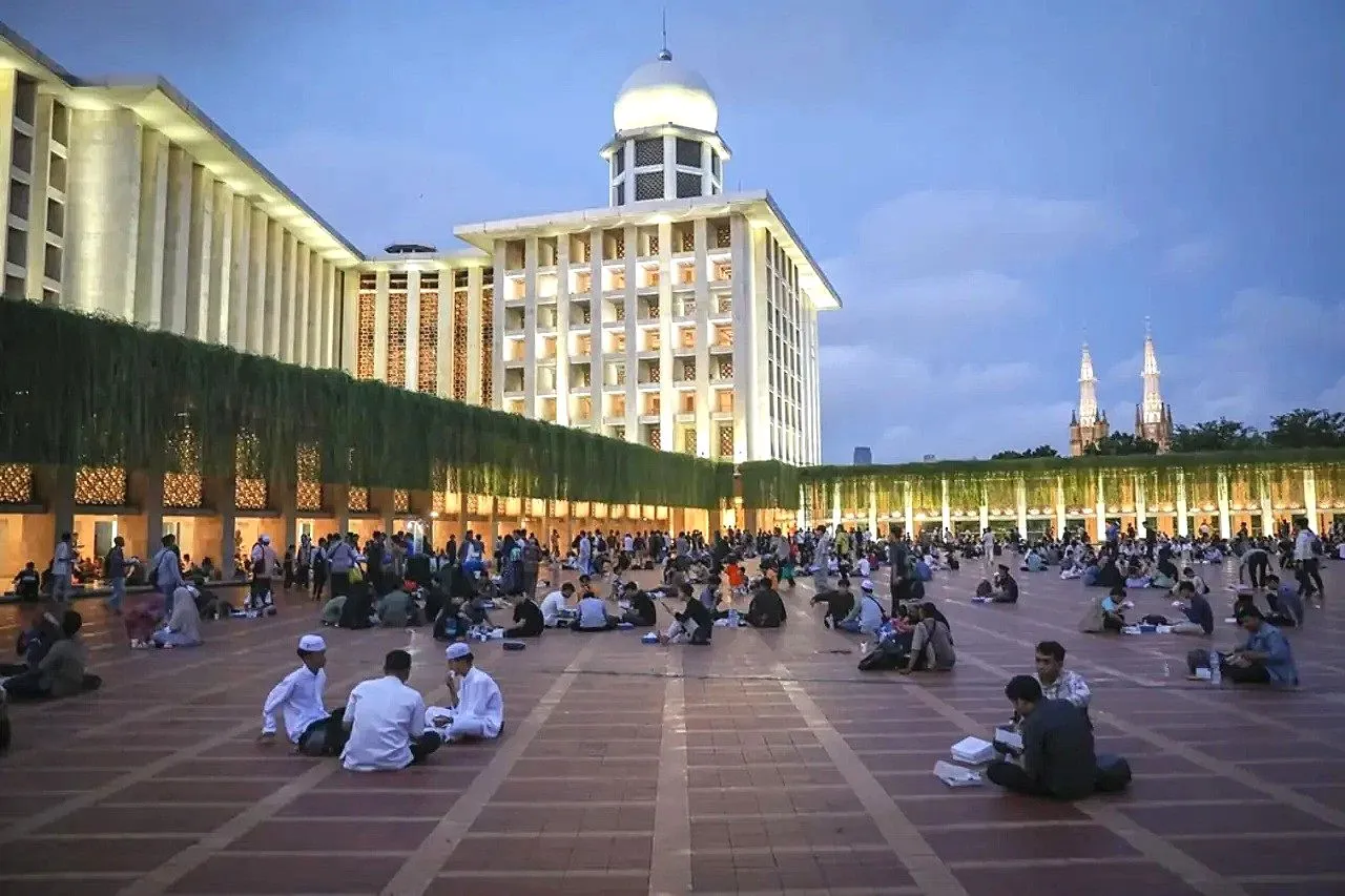 Masjid Istiqlal Siapkan 10.000 Porsi Makanan Buka Puasa Gratis Setiap Hari Selama Ramadan 1447 H Iftar di masjid istiqlal jakarta