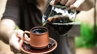 Minum Kopi atau Teh saat Berbuka Puasa atau Sahur? Simak Saran dari Ahli Gizi dan Urologi Ilustrasi minum kopi saat buka puasa