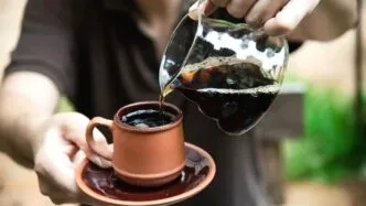 Minum Kopi atau Teh saat Berbuka Puasa atau Sahur? Simak Saran dari Ahli Gizi dan Urologi Ilustrasi minum kopi saat buka puasa