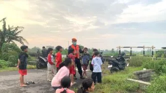 Petugas KAI menyampaikan sosialisasi larangan berkegiatan di jalur rel