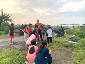 Bahaya Ngabuburit di Jalur Rel, KAI Yogyakarta Ingatkan Sanksi Pidana dan Denda hingga 15 Juta Petugas KAI menyampaikan sosialisasi larangan berkegiatan di jalur rel