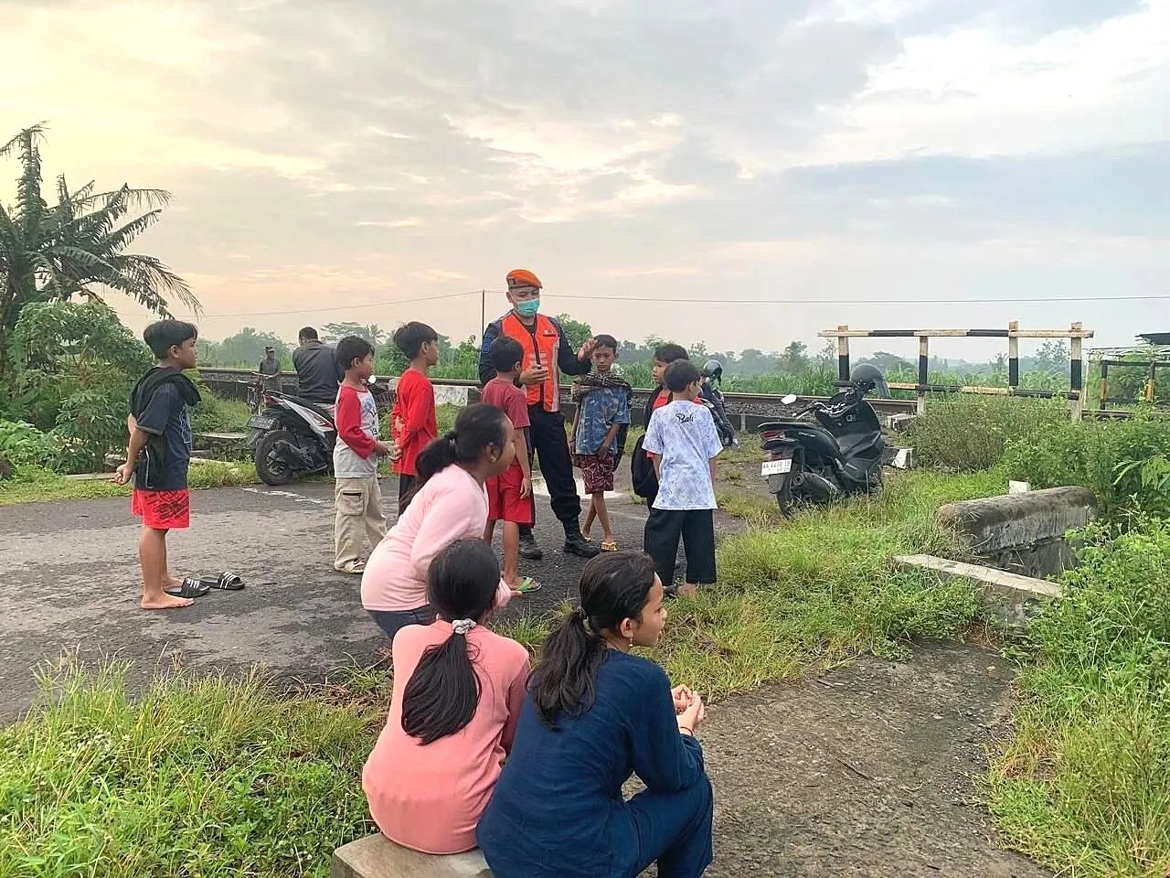 Bahaya Ngabuburit di Jalur Rel, KAI Yogyakarta Ingatkan Sanksi Pidana dan Denda hingga 15 Juta Petugas KAI menyampaikan sosialisasi larangan berkegiatan di jalur rel