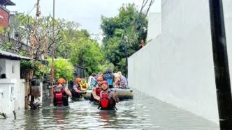Sejumlah warga asing dievakuasi polisi saat banjir di jalan bumi ayu sanur denpasar
