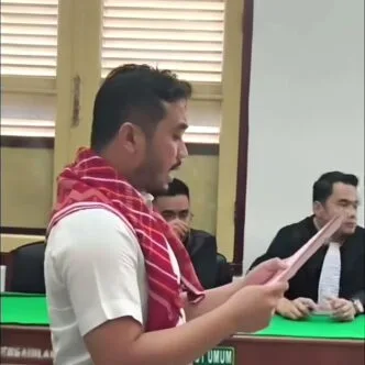 Viral! Kasus Amsal Sitepu, Videografer yang Didakwa Korupsi 202 Juta – Simak Kronologinya Amsal Sitepu bacakan pledoi