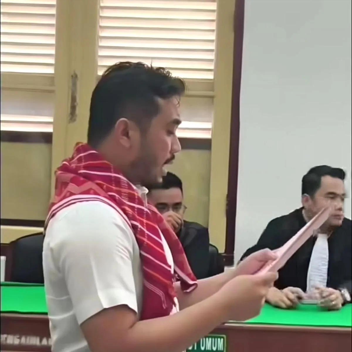 Viral! Kasus Amsal Sitepu, Videografer yang Didakwa Korupsi 202 Juta – Simak Kronologinya Amsal Sitepu bacakan pledoi