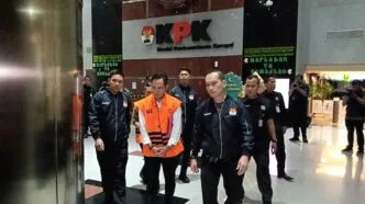 Skandal ‘Setoran THR’ Pejabat Cilacap: KPK Sebut Ada Target Setoran 750 Juta, ada Ancaman Rotasi jika Tidak Setor BUPATI CILACAP KENAKAN ROMPI ORANGE KPK