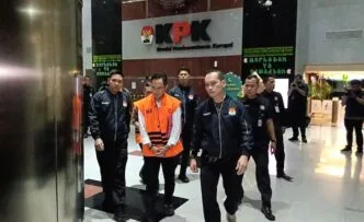 BUPATI CILACAP KENAKAN ROMPI ORANGE KPK