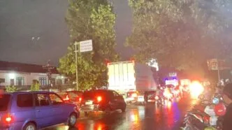 Banjir Setinggi 70 Cm Rendam Jalur Vital Pasuruan, Polisi Alihkan Arus Kendaraan