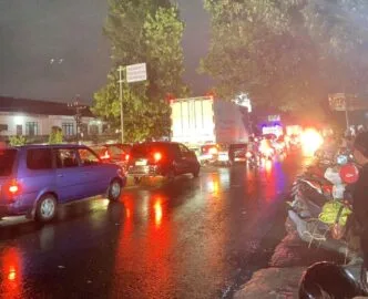 Banjir Setinggi 70 Cm Rendam Jalur Vital Pasuruan, Polisi Alihkan Arus Kendaraan