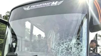 Bus Haryanto Hilang Kendali di Tol Batang, 5 Mobil Ditabrak Beruntun Saat Arus Mudik Bus Haryanto Tabrak 5 Mobil di Tol Batang Saat Arus Mudik, Video Dashcam Viral di Media Sosial
