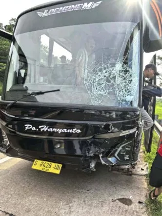 Bus Haryanto Hilang Kendali di Tol Batang, 5 Mobil Ditabrak Beruntun Saat Arus Mudik Bus Haryanto Tabrak 5 Mobil di Tol Batang Saat Arus Mudik, Video Dashcam Viral di Media Sosial