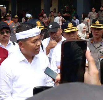 Strategi Atasi Macet Mudik, Dedi Mulyadi Kompensasi Transportasi Tradisional Rp6,9 Miliar Dedi Mulyadi Beri Kompensasi Rp1,4 Juta untuk Kusir Delman dan Tukang Becak di Jalur Mudik Garut