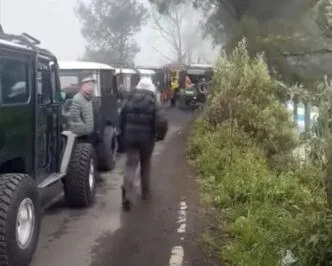 Viral Video Kreator Konten Diminta Hentikan Live Streaming di Kawasan Gunung Bromo Detik detik Kreator Konten Diminta Mematikan Live Saat Siaran dari Gunung Bromo