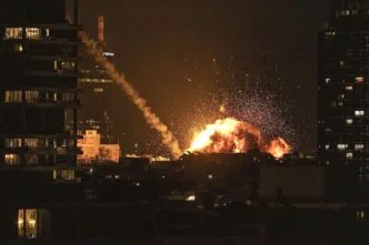 Gelombang Serangan Iran Hantam Israel, Rudal dan Drone Serbu Pangkalan Militer di Tel Aviv Israel hadapi gelombang serangan rudal Iran