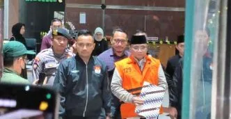 KPK Resmi Tahan Mantan Menag Yaqut Cholil Qoumas dalam Kasus Korupsi Kuota Haji KPK tahan eks menag yaqut