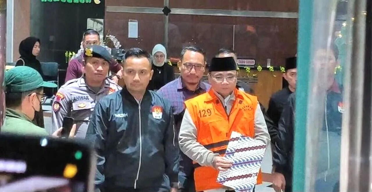 KPK Resmi Tahan Mantan Menag Yaqut Cholil Qoumas dalam Kasus Korupsi Kuota Haji KPK tahan eks menag yaqut
