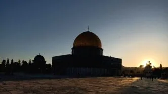 Masjid Al Aqsa Ditutup Israel Jelang Idul Fitri, Jemaah Terpaksa Shalat di Luar