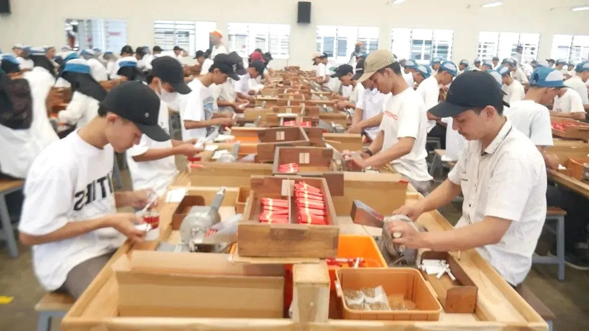 Tren Baru Industri Rokok: PT Djarum Libatkan Tenaga Laki-Laki di Lini Produksi PT Djarum Manfaatkan Tenaga Kerja Laki Laki untuk Pengepakan dan Produksi Rokok