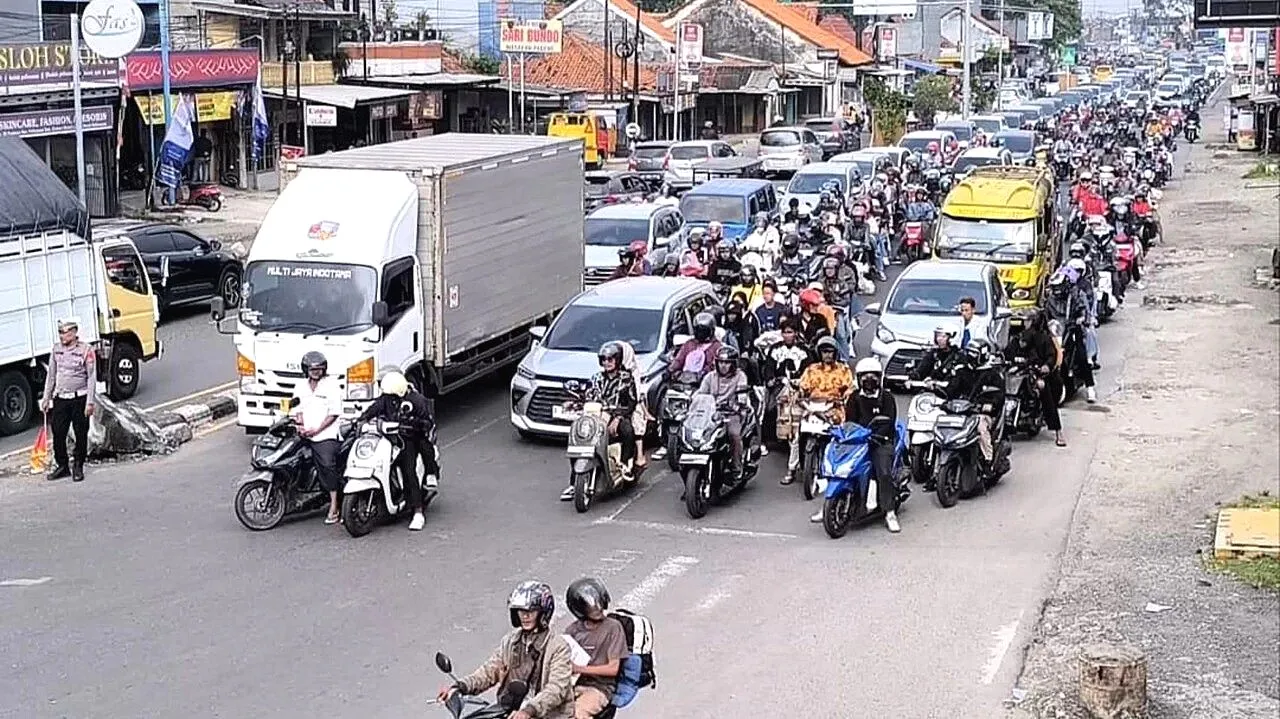 Kemacetan Parah di Simpang 4 Palimanan Cirebon, Polisi Berlakukan One Way di Tol Cipali untuk Urai Lalu Lintas Padatnya Jalur Pantura di Cirebon saat Tol Cipali One Way