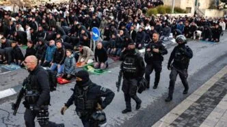 Pasukan Israel serbu warga Palestina saat sedang menjalankan ibadah sholat Ied di Masjidil Aqsha