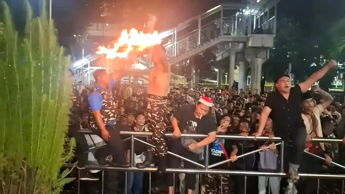 Gus Yaqut Ditahan, Ratusan Banser Ricuh dan Bakar Seragam di Depan KPK Penahanan Gus Yaqut Picu Aksi Massa Banser, Teriakan “KPK Zalim” Menggema