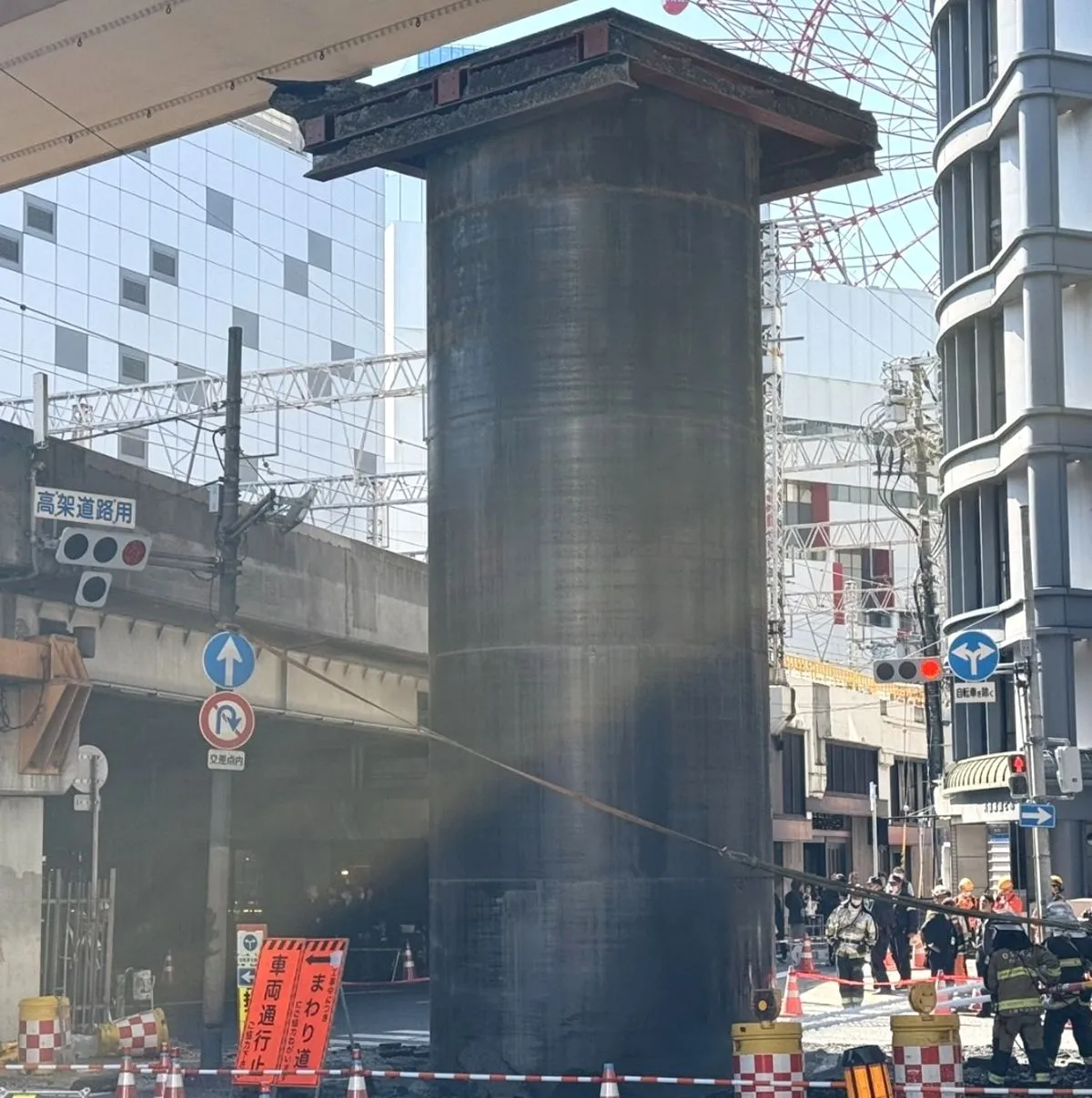 Pipa Misterius Setinggi 10 Meter Tiba-tiba Muncul di Osaka, Lalu Lintas Sempat Lumpuh Pipa Misterius Setinggi 10 Meter Tiba tiba Muncul di Osaka, Lalu Lintas Sempat Lumpuh