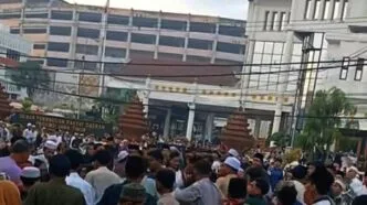 Ricuh Usai Salat Id di Masjid Kemayoran Surabaya, Salah Paham Soal HP Jadi Pemicu