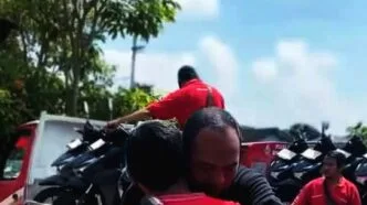 Tak Biasa, Bos Resto Bebek di Sukoharjo Beri THR Motor untuk 29 Karyawan