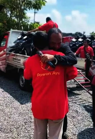 Tak Biasa, Bos Resto Bebek di Sukoharjo Beri THR Motor untuk 29 Karyawan