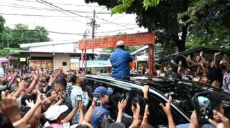 Tangis Warga Pecah Saat Prabowo Tiba di Bantaran Rel Kramat Senen