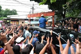 Prabowo Datangi Permukiman Padat di Senen, Warga Harap PKH dan MBG Berlanjut Tangis Warga Pecah Saat Prabowo Tiba di Bantaran Rel Kramat Senen
