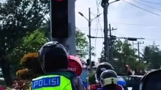 Video Viral Polisi Merokok di Jalan Ditegur Pengendara, Picu Sorotan soal Keselamatan