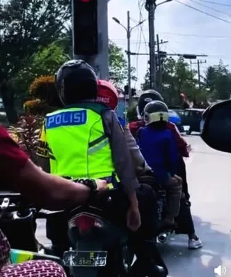 Video Viral Polisi Merokok di Jalan Ditegur Pengendara, Picu Sorotan soal Keselamatan