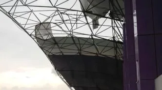 Angin Puting Beliung Terjang Beberapa Wilayah di Tangerang, Atap Stadion Markas Persita Rusak Berat Atap stadion indomilk tangerang rusak