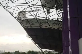 Atap stadion indomilk tangerang rusak