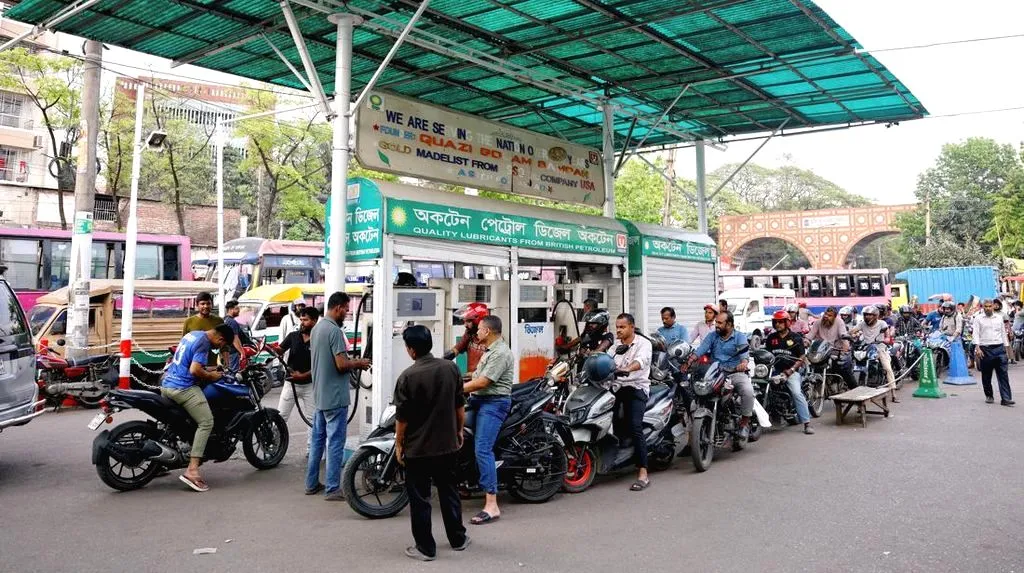 Filipina, Sri Lanka dan Bangladesh Darurat Energi! Krisis BBM Melanda Negara-Negara yang Mulai Terdampak Konflik Timur Tengah Bbm langka warga antre berjma jam hingga ancam bakar spbu di bangladesh