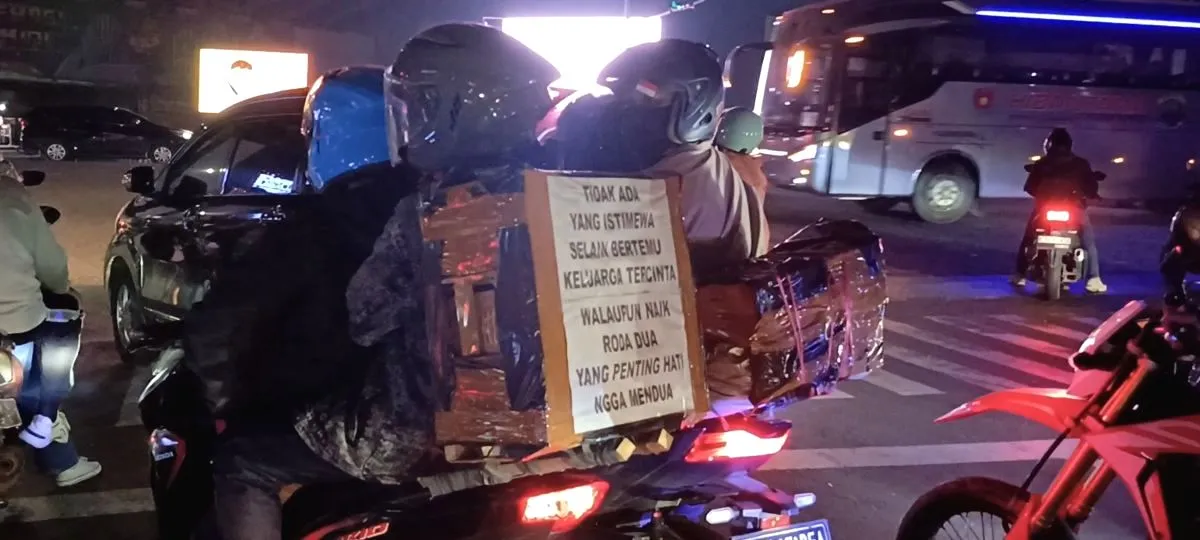Fenomena Tahunan Mudik Sambil Curhat: Tulisan Lucu di Kardus Bawaan Motor Bikin Senyum Pemudik Lain Curhat pemudik motor